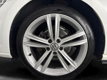 Volkswagen Golf 2.0 TDI R-Line DSG (150 ps) - ADAPT CRUISE - NAV - CARPLAY