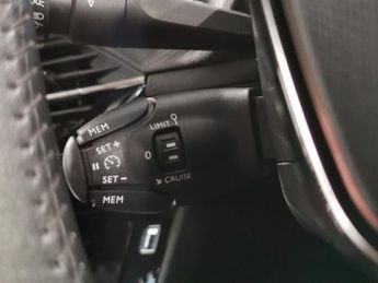 Peugeot E-208 50kWh Allure (136 ps) - SPEED LIMIT RECOG - DRIVING MODES - HALF