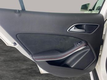 Mercedes-Benz GLA 1.6 GLA180 AMG Line Edition 7G-DCT (122 ps) - KEYLESS-GO - BLUET