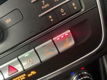 Mercedes-Benz GLA 1.6 GLA180 AMG Line Edition 7G-DCT (122 ps) - KEYLESS-GO - BLUET