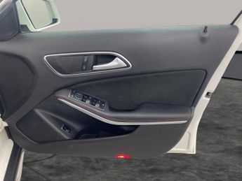 Mercedes-Benz GLA 1.6 GLA180 AMG Line Edition 7G-DCT (122 ps) - KEYLESS-GO - BLUET