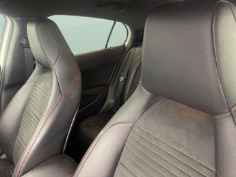 Mercedes-Benz GLA 1.6 GLA180 AMG Line Edition 7G-DCT (122 ps) - KEYLESS-GO - BLUET