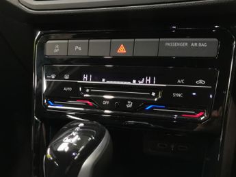 Volkswagen T-cross 1.0 TSI R-Line DSG (110 ps) - LEATHER - ALCANTARA - BLIND SPOT A