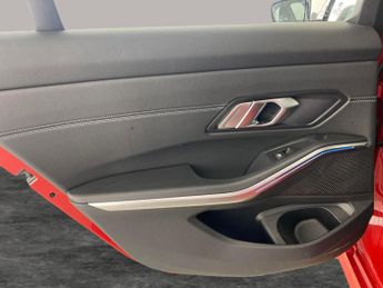 BMW 3 Series 2.0 330e 12kWh Sport Pro Plug-in (292 ps) - PERFORMANCE CONTROL