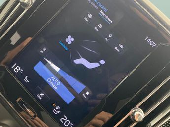 Volvo XC40 2.0 D3 R-Design AWD (150 ps) - KEYLESS START - AUTO PARK - CARPL