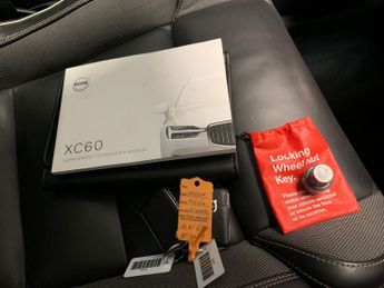 Volvo XC60 2.0 B5 MHEV R-Design Pro AWD (235 ps) - SUNBLINDS - SURROUND VIE