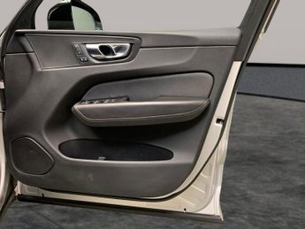 Volvo XC60 2.0 B5 MHEV R-Design Pro AWD (235 ps) - SUNBLINDS - SURROUND VIE