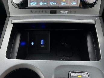 Hyundai Kona 64kWh Premium (10.5kW Charger) (204 ps) - LED - REVERSE CAM - NA