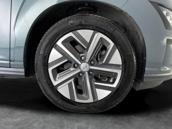 Hyundai Kona 64kWh Premium (10.5kW Charger) (204 ps) - LED - REVERSE CAM - NA