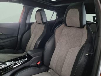 Peugeot E-2008 50kWh GT Premium (136 ps) - REVERSE CAM - ALCANTARA - NAV