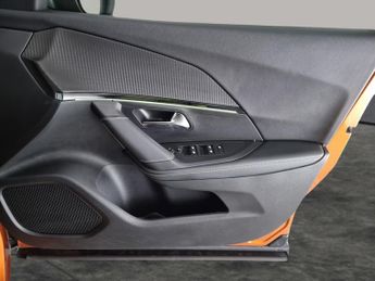 Peugeot E-2008 50kWh GT Premium (136 ps) - REVERSE CAM - ALCANTARA - NAV