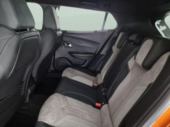 Peugeot E-2008 50kWh GT Premium (136 ps) - REVERSE CAM - ALCANTARA - NAV