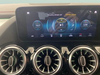 Mercedes-Benz EQA EQA 250 66.5kWh AMG Line (190 ps) - ADAPTIVE LIGHTS - HEATED LEA