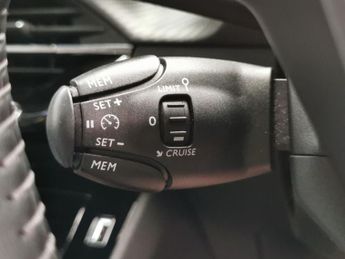 Peugeot E-2008 50kWh Allure (136 ps) - BLUETOOTH - SPEED LIMIT RECOG - 17IN ALL