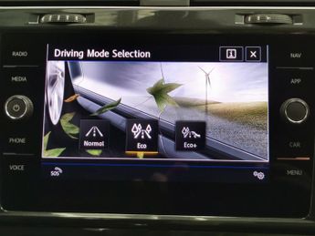 Volkswagen E-golf 35.8kWh e-Golf (136 ps) - LED - BLUETOOTH - PARK SENSORS