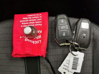 Peugeot E-2008 50kWh Allure (136 ps) - BLUETOOTH - SPEED LIMIT RECOG - 17IN ALL