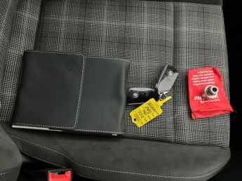 Volkswagen Golf 2.0 TDI GTD DSG (200 ps) - LED - HEATED STEERING - BLUETOOTH