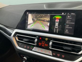 BMW 3 Series 2.0 330e 12kWh SE Pro Plug-in (292 ps) - AUTO PARK - REVERSE CAM