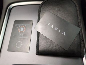 Tesla Model Y (Dual Motor) Long Range 4WDE (384 bhp) - NAV - LEATHER - HEATED 