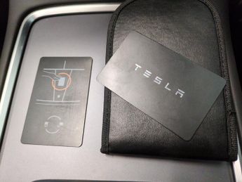 Tesla Model Y (Dual Motor) Long Range 4WDE (384 bhp) - NAV - LEATHER - HEATED 