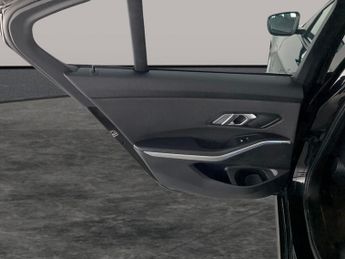 BMW 3 Series 2.0 330e 12kWh SE Pro Plug-in (292 ps) - AUTO PARK - REVERSE CAM