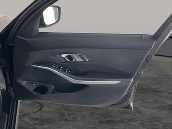 BMW 3 Series 2.0 330e 12kWh SE Pro Plug-in (292 ps) - AUTO PARK - REVERSE CAM