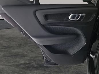 Volvo XC40 Recharge 69kWh Plus (231 ps) - KEYLESS ENTRY - AUTO PARK - LED