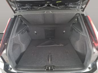 Volvo XC40 Recharge 69kWh Plus (231 ps) - KEYLESS ENTRY - AUTO PARK - LED