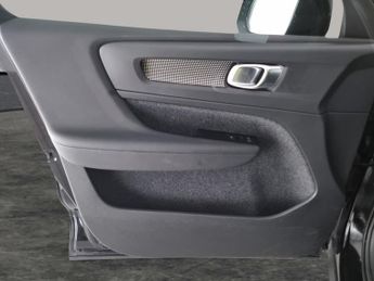 Volvo XC40 Recharge 69kWh Plus (231 ps) - KEYLESS ENTRY - AUTO PARK - LED