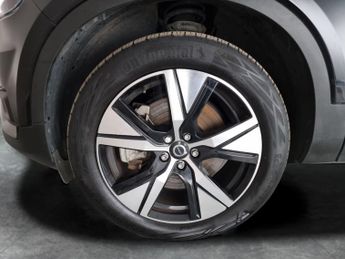 Volvo XC40 Recharge 69kWh Plus (231 ps) - KEYLESS ENTRY - AUTO PARK - LED