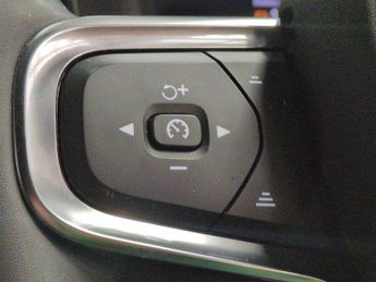 Volvo XC40 Recharge 69kWh Plus (231 ps) - KEYLESS ENTRY - AUTO PARK - LED