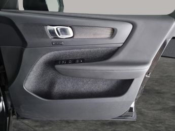 Volvo XC40 Recharge 69kWh Plus (231 ps) - KEYLESS ENTRY - AUTO PARK - LED