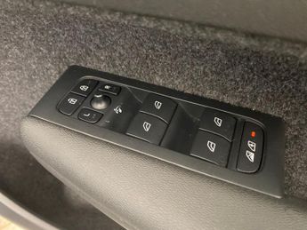 Volvo XC40 Recharge 69kWh Core (231 ps) - 19IN ALLOYS - BLUETOOTH - CLIMATE