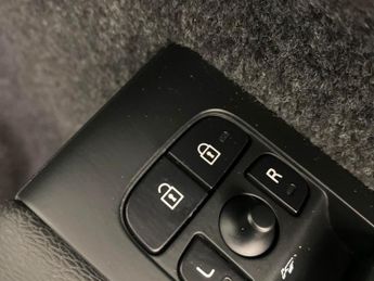 Volvo XC40 Recharge 69kWh Core (231 ps) - 19IN ALLOYS - BLUETOOTH - CLIMATE