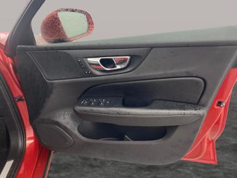 Volvo V60 2.0 D3 Momentum Pro (150 ps) - BLIND SPOT ASSIST