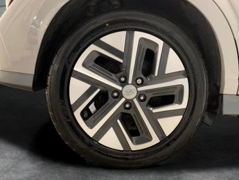 Hyundai Kona 64kWh Premium (10.5kW Charger) (204 ps) - HEATED SEATS - HEATED 