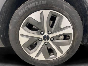 Kia Niro 39kWh 2 (134 bhp) - PADDLE SHIFT - 17IN ALLOYS - AIR CON
