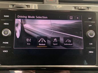 Volkswagen Golf 1.5 TSI EVO SE Nav DSG (130 ps) - CAR-NET APP-CONNECT - PARK SEN