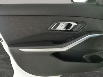 BMW 3 Series 2.0 330e 12kWh SE Pro Plug-in (292 ps) - AUTO PARK - REVERSE CAM