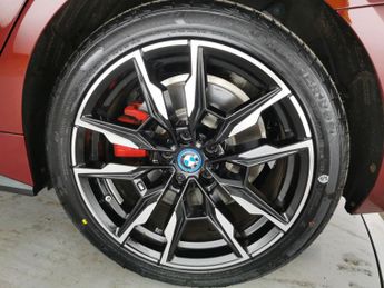 BMW M5 M50 83.9kWh Gran Coupe 4WD (544 ps) - HEATED STEERING - ADAPT CR