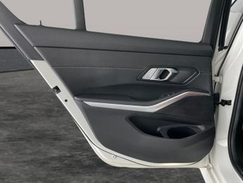 BMW 3 Series 2.0 320i M Sport (184 ps) - CARPLAY - AUTO PARK - LED