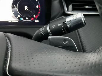 Land Rover Range Rover Velar 2.0 D200 MHEV R-Dynamic SE 4WD (204 ps) - MERIDIAN AUDIO - REVER