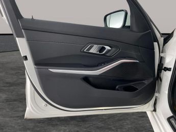 BMW 3 Series 2.0 320i M Sport (184 ps) - CARPLAY - AUTO PARK - LED