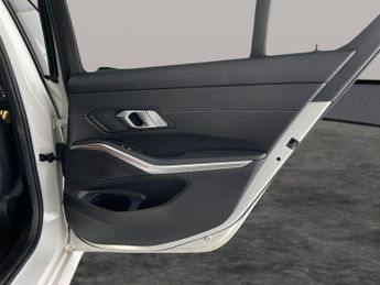 BMW 3 Series 2.0 320i M Sport (184 ps) - CARPLAY - AUTO PARK - LED