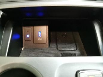 Hyundai Kona 64kWh Premium (10.5kW Charger) (204 ps) - HEATED SEATS - HEATED 