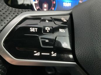 Volkswagen Golf 2.0 TDI R-Line DSG (150 ps) - LED - HEATED STEERING - BLUETOOTH