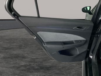 Volkswagen Golf 2.0 TDI R-Line DSG (150 ps) - LED - HEATED STEERING - BLUETOOTH