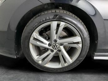 Volkswagen Golf 2.0 TDI R-Line DSG (150 ps) - LED - HEATED STEERING - BLUETOOTH