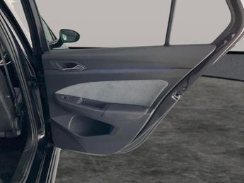 Volkswagen Golf 2.0 TDI R-Line DSG (150 ps) - LED - HEATED STEERING - BLUETOOTH