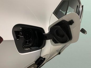 Volkswagen ID.3 Pro Performance 58kWh Life (204 ps) - 18IN ALLOYS - CLIMATE CONT